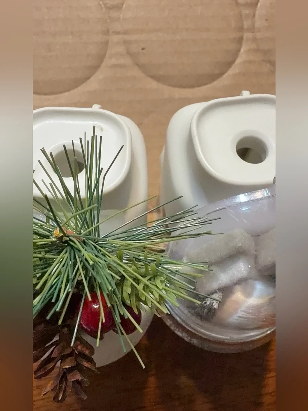 Yankee candle Holiday Pineberry and Glass Snowhouse Scentplug Diffuser